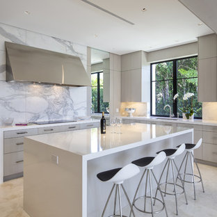Foto di una cucina ad ambiente unico contemporanea di medie dimensioni con lavello sottopiano, ante lisce, ante in legno chiaro, top in laminato, paraspruzzi bianco, paraspruzzi in lastra di pietra, pavimento in marmo, isola e elettrodomestici in acciaio inossidabile