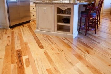 Esempio di una cucina stile shabby con pavimento in legno massello medio e pavimento marrone