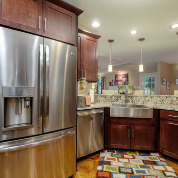 Mobile, Alabama kitchen features Integrity Cabinets
