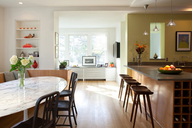 Свежая идея для дизайна: кухня в современном стиле с обеденным столом, акцентной стеной и окном - отличное фото интерьера