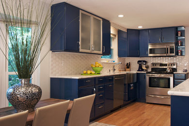 Exempel på ett mellanstort 60 tals kök, med en rustik diskho, släta luckor, blå skåp, marmorbänkskiva, vitt stänkskydd, stänkskydd i keramik, rostfria vitvaror och ljust trägolv