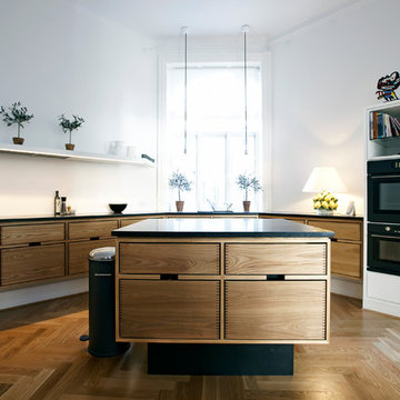 Model Hoelgaard in elm wood