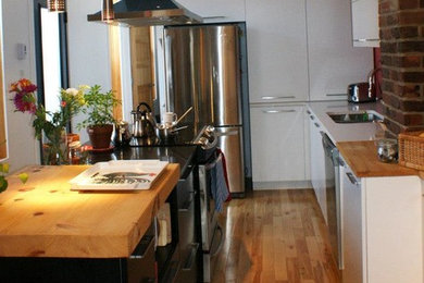 Trendy kitchen photo in Montreal