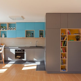 Ispirazione per una piccola cucina contemporanea con lavello a vasca singola, ante blu, top in laminato, paraspruzzi beige, elettrodomestici in acciaio inossidabile, pavimento con piastrelle in ceramica e nessuna isola