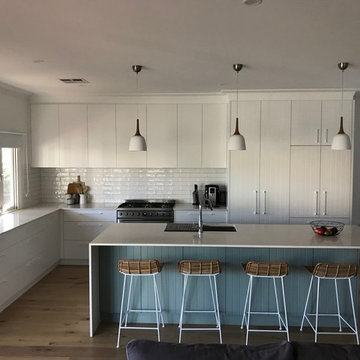Modern Beach House - Kitchen