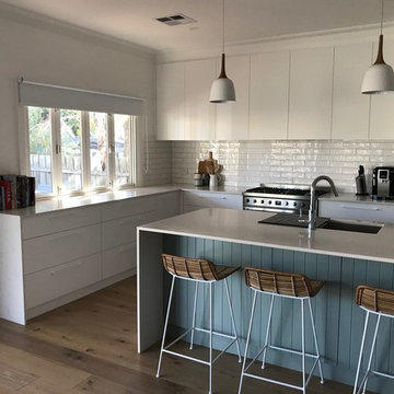 Modern Beach House - Kitchen