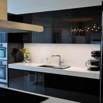 Modern Black and White Kitchen