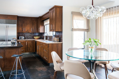 Idéer för att renovera ett funkis kök, med marmorbänkskiva, brunt stänkskydd, stänkskydd i glaskakel och rostfria vitvaror