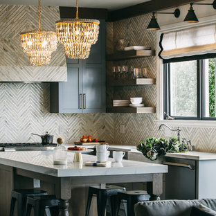 Mittelgroße, Offene Klassische Küche in U-Form mit Landhausspüle, Schrankfronten im Shaker-Stil, grauen Schränken, Quarzwerkstein-Arbeitsplatte, Küchenrückwand in Weiß, Küchengeräten aus Edelstahl, Kücheninsel, schwarzem Boden, Rückwand aus Marmor und weißer Arbeitsplatte in San Francisco