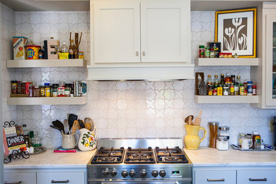 Bild på ett stort vintage kök, med en rustik diskho, skåp i shakerstil, grå skåp, marmorbänkskiva, vitt stänkskydd, stänkskydd i terrakottakakel, rostfria vitvaror, ljust trägolv och en köksö