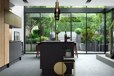 マンチェスターにあるラグジュアリーな広いコンテンポラリースタイルのおしゃれなキッチン (フラットパネル扉のキャビネット、グレーのキャビネット、グレーの床、黒いキッチンカウンター) の写真