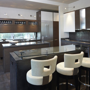 Imagen de cocina moderna con electrodomésticos de acero inoxidable