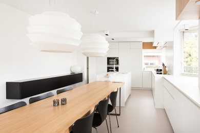 Exempel på ett modernt kök, med rostfria vitvaror och en köksö