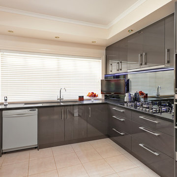 Modern Kitchen Designs by Damco Kitchens - Project Barbara Lee in Lysterfield