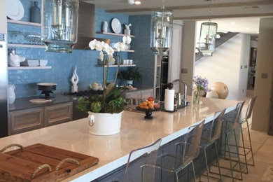 Idéer för ett stort lantligt linjärt kök och matrum, med luckor med upphöjd panel, grå skåp, marmorbänkskiva, blått stänkskydd, stänkskydd i tunnelbanekakel, rostfria vitvaror och en köksö
