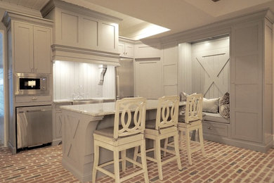 Idéer för mellanstora lantliga grått kök, med en rustik diskho, skåp i shakerstil, grå skåp, granitbänkskiva, rostfria vitvaror, tegelgolv, en köksö, rött golv, vitt stänkskydd och stänkskydd i trä
