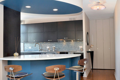 シカゴにあるモダンスタイルのおしゃれなキッチン (モザイクタイルのキッチンパネル、シルバーの調理設備、青いキッチンパネル、フラットパネル扉のキャビネット) の写真