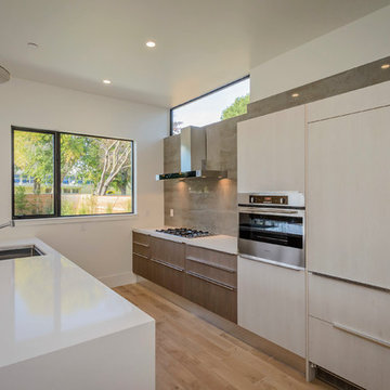 Modern Kitchen in New Menlo Park Home
