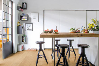 Offene, Mittelgroße Moderne Küche mit Laminat und beigem Boden in Sonstige