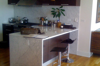 Foto på ett mellanstort funkis kök, med en undermonterad diskho, släta luckor, skåp i mörkt trä, marmorbänkskiva, vitt stänkskydd, stänkskydd i sten, rostfria vitvaror, ljust trägolv och en halv köksö