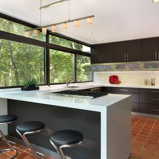 Ispirazione per una cucina ad U minimalista di medie dimensioni con pavimento in terracotta, lavello sottopiano, ante lisce, ante in legno bruno, top in quarzo composito, paraspruzzi grigio, paraspruzzi con piastrelle a listelli e penisola