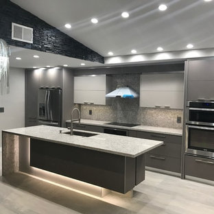 Foto de cocina en L, minimalista, de tamaño medio, con despensa, fregadero encastrado, puertas de armario grises, encimera de cuarcita, salpicadero beige, salpicadero de piedra caliza, electrodomésticos de acero inoxidable, suelo de mármol, una isla, suelo beige y encimeras blancas