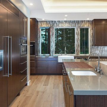 Modern Kitchen with Two Sinks and an Expansive Island
