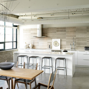 Idee per una cucina industriale di medie dimensioni con top in quarzo composito, ante lisce, ante bianche, lavello a doppia vasca, paraspruzzi beige, paraspruzzi in gres porcellanato, elettrodomestici in acciaio inossidabile, pavimento in cemento, isola e pavimento grigio