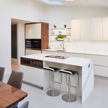 Modern matt lacquer kitchen with walnut elements