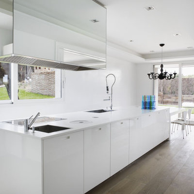 Example of a minimalist eat-in kitchen design in Madrid with flat-panel cabinets and a single-bowl sink
