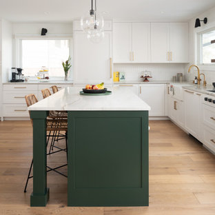 Esempio di una cucina moderna con lavello stile country, ante in stile shaker, ante verdi, top in quarzite, paraspruzzi bianco, paraspruzzi con piastrelle in ceramica, elettrodomestici in acciaio inossidabile, parquet chiaro e top bianco