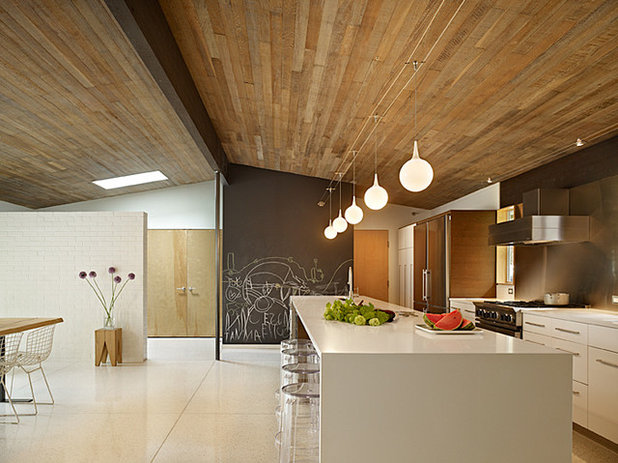 Modern Kitchen by Ainslie-Davis Construction