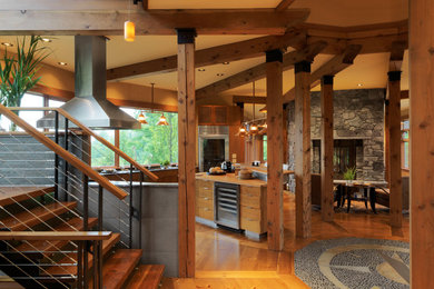 Ispirazione per una grande cucina rustica con ante lisce, ante in legno bruno, top in legno, paraspruzzi a finestra, parquet chiaro e pavimento marrone