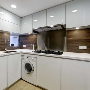 Moderne Küche in L-Form mit Unterbauwaschbecken, flächenbündigen Schrankfronten, weißen Schränken, Küchenrückwand in Braun und weißen Elektrogeräten in Hongkong