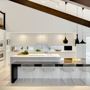 Foto di una grande cucina nordica con lavello sottopiano, ante lisce, ante bianche, top in quarzo composito, paraspruzzi bianco, elettrodomestici bianchi, parquet chiaro e isola