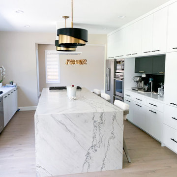 Modern: Two Toned Open Kitchen