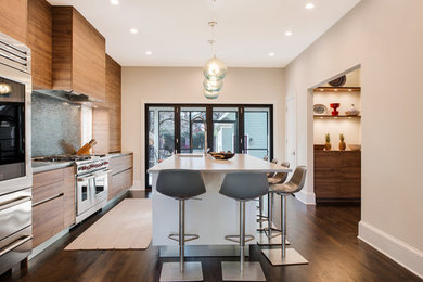 Exempel på ett modernt kök, med en undermonterad diskho, släta luckor, skåp i mellenmörkt trä, bänkskiva i kvarts, grönt stänkskydd, stänkskydd i glaskakel, rostfria vitvaror, mörkt trägolv, en köksö och brunt golv