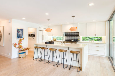 Photo of an expansive modern kitchen in San Francisco.