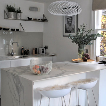 Modern White Handle-less Kitchen with Marble Effect Porcelain Worktop