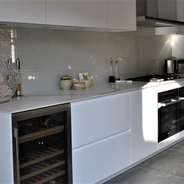 Modern White Handle-less Kitchen with Marble Effect Porcelain Worktop