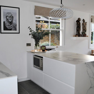 Modern White Handle-less Kitchen with Marble Effect Porcelain Worktop