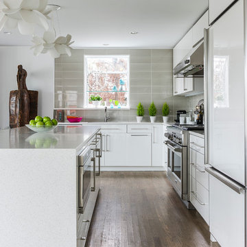 Modern White Kitchen in Rowayton
