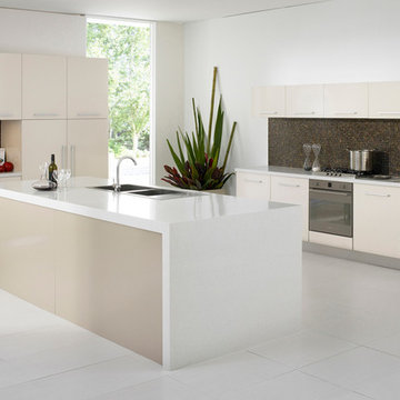 Modern white kitchen with mosaic back splash