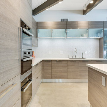 Modern Wood Grain Melamine Kitchen in Tustin