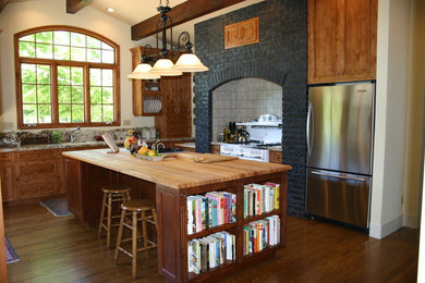 Exempel på ett stort rustikt kök, med en undermonterad diskho, skåp i mellenmörkt trä, granitbänkskiva, flerfärgad stänkskydd, rostfria vitvaror, mörkt trägolv och en köksö