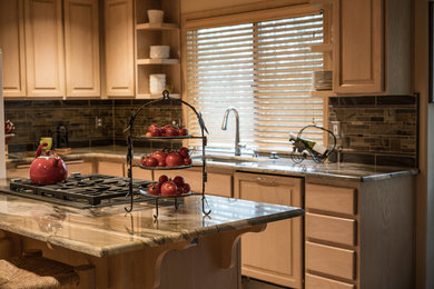 シアトルにある高級な中くらいなおしゃれなキッチン (シングルシンク、レイズドパネル扉のキャビネット、珪岩カウンター、グレーのキッチンパネル、磁器タイルのキッチンパネル、シルバーの調理設備、淡色無垢フローリング) の写真