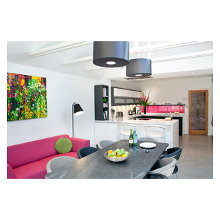 Monochrome kitchen diner with colourful artwork, sofa and bright pink glass  - Trendy - Køkken - London - af Caroline Browne Interior Design | Houzz