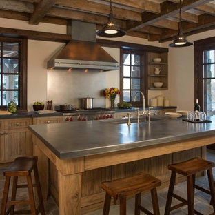 Immagine di una cucina stile rurale chiusa e di medie dimensioni con lavello sottopiano, ante in legno scuro, top in acciaio inossidabile, paraspruzzi a effetto metallico, ante in stile shaker, elettrodomestici in acciaio inossidabile, pavimento in ardesia e pavimento marrone
