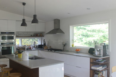 Inspiration for a modern kitchen remodel in New York