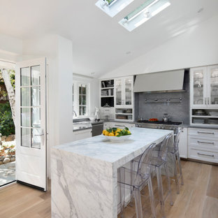 Ispirazione per una cucina chic con soffitto a volta